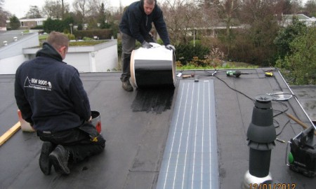 Lichtgewicht flexible Build In PV systeem gekleefd op de dakbedekking