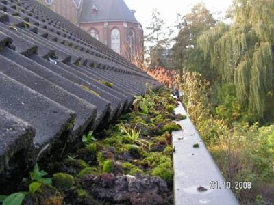 Water loopt niet weg door verstopte dakgoot