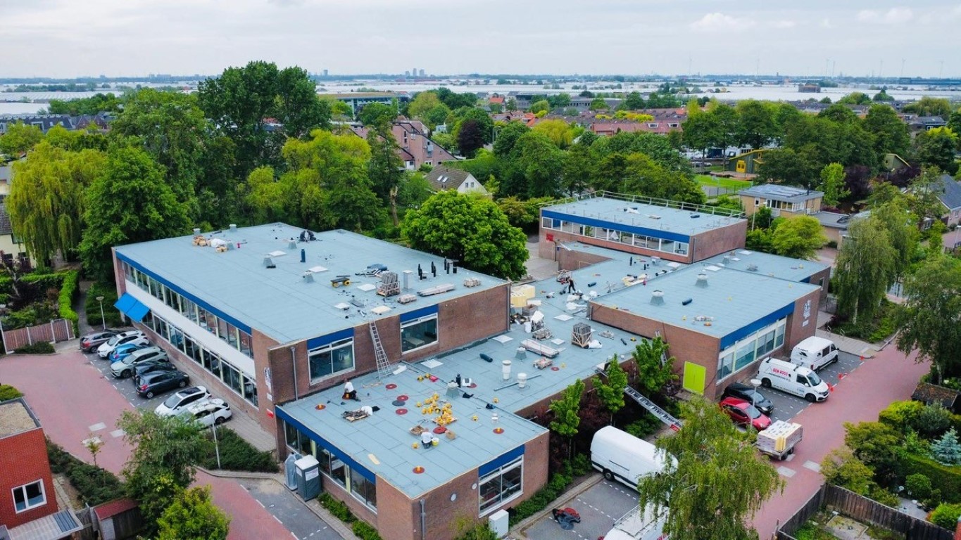 Complex met meerdere platte daken tijdens dakwerkzaamheden